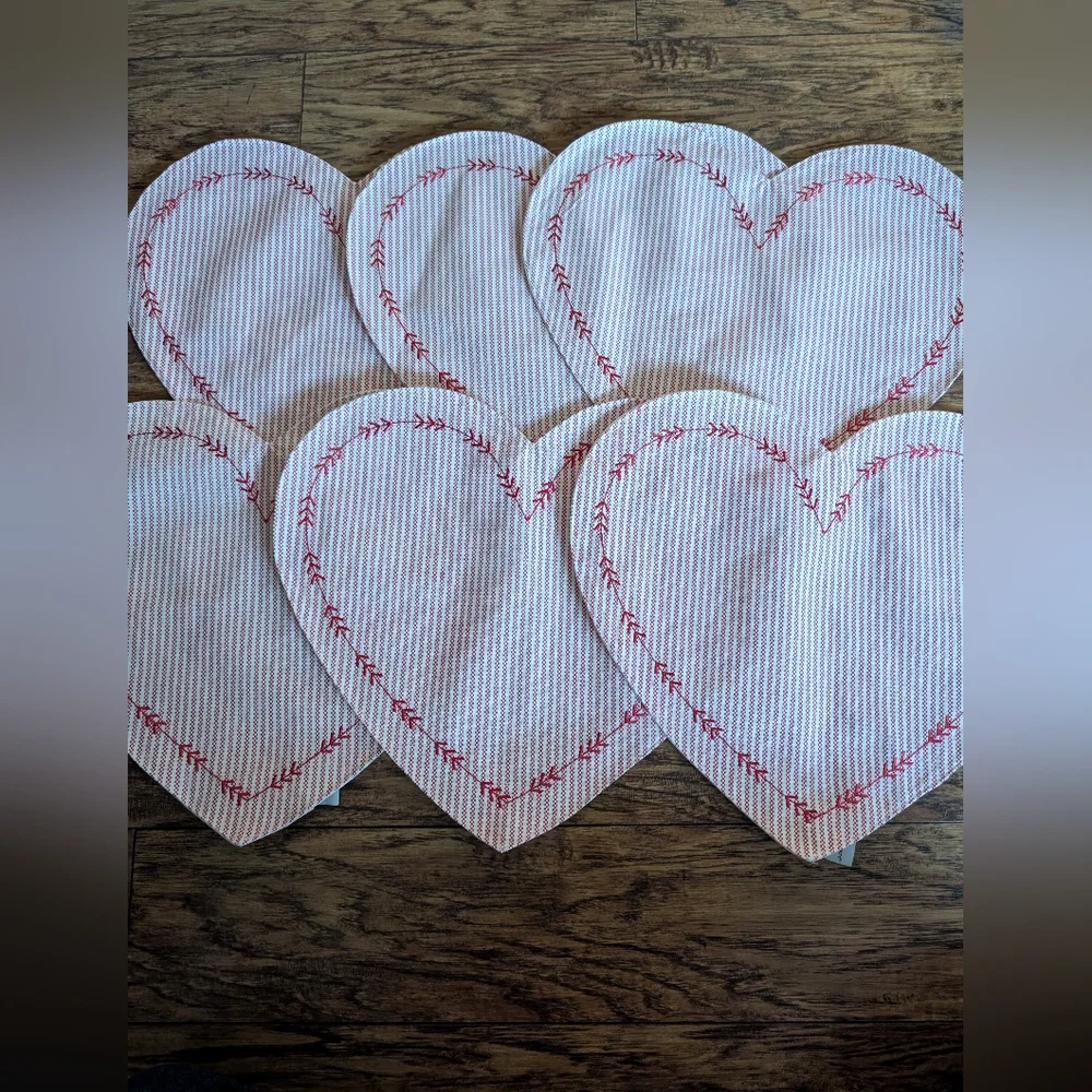 cupcakes & cashmere Set Of 6 Red Striped Heart Shaped Placemats‎
